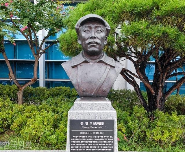 국방부 청사 앞의 홍범도 장군 동상, ©한국일보