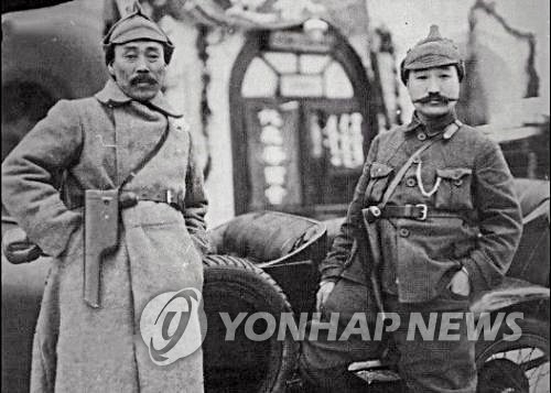 1922년 1월 모스크바 극동민족대회에 참석한 홍범도 장군(왼쪽)과 최진동 장군이 레닌에게서 선물 받은 권총을 차고 기념촬영을 하는 모습,<br>
ⓒ연합뉴스(반병률 교수 제공)